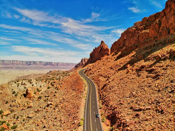 Schöne Straße durch die Berge des Nationalparks, abwärts ein — Stockfoto