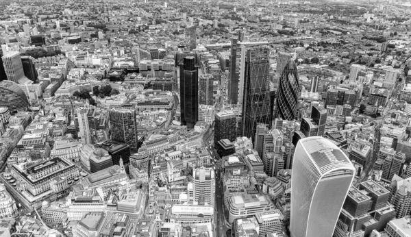 Widok z lotu ptaka w Londynie. Budynki gospodarcze i drapacze chmur, — Zdjęcie stockowe