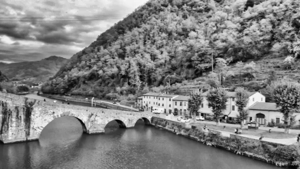 Vista aérea del Puente del Diablo - Ponte della Maddalena es un puente — Foto de Stock