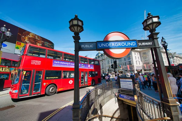 Londra, Uk - 29 Haziran 2015: Double Decker Otobüsü ünlü bir turnuvadır. — Stok fotoğraf
