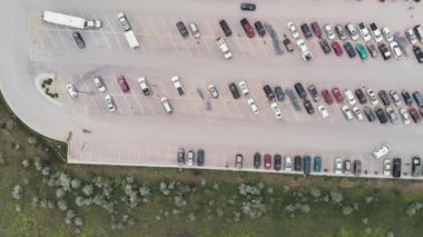 Otoyolun yakınındaki araba parkının hava görüntüleri.