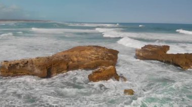 Güzel dalgalı deniz kıyılarının manzaralı görüntüleri