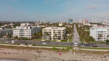 Güneşli bir günde Palm Beach Yolu 'nun görüntüleri.