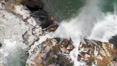 Güzel büyük şelalenin manzaralı görüntüleri.