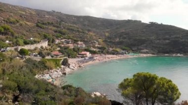 Güzel dalgalı deniz kıyılarının manzaralı görüntüleri