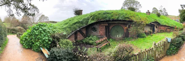 Casa e giardino hobbit in set di film hobbiton, Nuova Zelanda. Preso. — Foto Stock