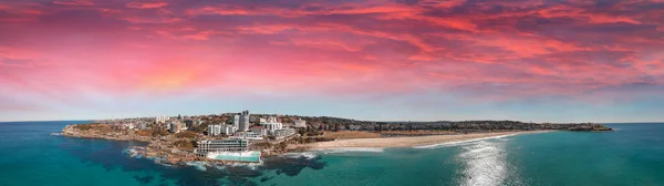 Panorama z lotu ptaka basenów i panoramy Bondi Beach o zachodzie słońca, Aust — Zdjęcie stockowe