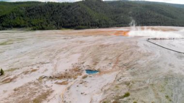 Güneşli bir günde Midway Gayzerlerinin hava görüntüleri