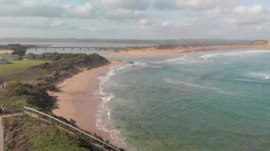 Güzel dalgalı deniz kıyılarının manzaralı görüntüleri