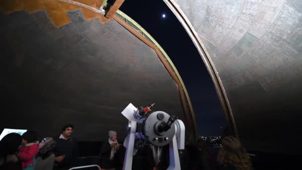 Beelden Van Veel Bezoekers Van Sydney Observatory Koepel Nachts — Stockvideo