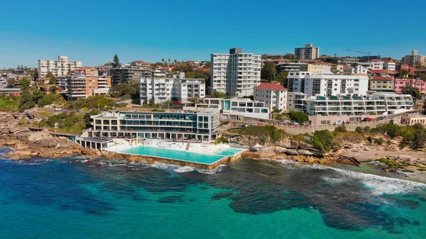 Flygfoto panoramautsikt över Bondi Beach pooler och kust på en vara — Stockfoto