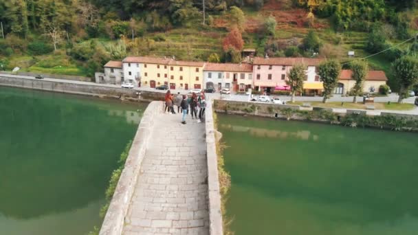 Luchtbeelden Van Een Groep Toeristen Devils Bridge Lanzo Torinese Noord — Stockvideo