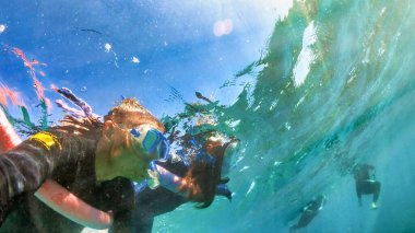 Baba ve kızı inanılmaz sualtı dünyasını keşfediyorlar. Aile okyanusa şnorkelle dalıyor.