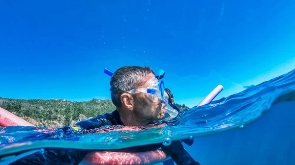 Pai Filha Explorando Incrível Mundo Subaquático Família Snorkeling Oceano — Fotografia de Stock