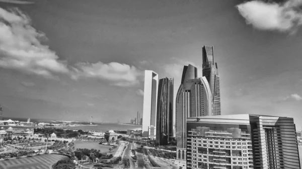 Αμπού Ντάμπι εναέρια θέα το σούρουπο. Corniche Road και ουρανοξύστης της πόλης — Φωτογραφία Αρχείου