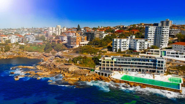 Aerial panoramic view of Bondi Beach pools and coastline on a be — Stock Photo, Image