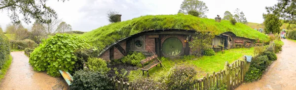 HOBBITON, NUOVA ZELANDA - 29 AGOSTO 2018: I turisti apprezzano Hobbiton — Foto Stock