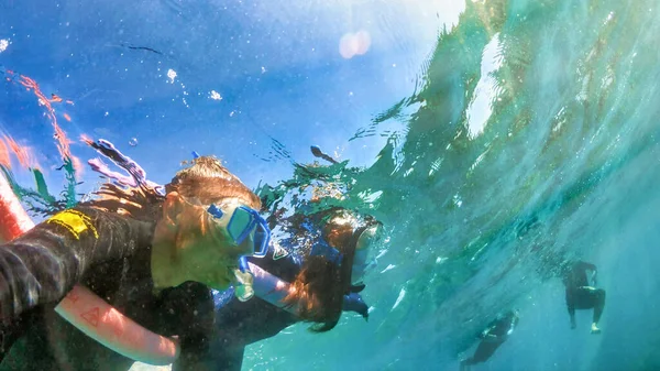 Father Daughter Exploring Amazing Underwater World Family Snorkeling Ocean — Stock Photo, Image