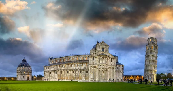 Panoramic view of Square of Miracles in Pisa by night, Tuscany - — Stock Photo, Image