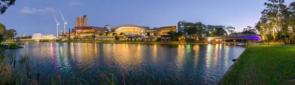 Adelaide panoramablick bei nacht und karrawirra parri fluss — Stockfoto