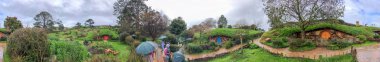 Hobbiton, Yeni Zelanda - 29 Ağustos 2018: Turistler Hobbiton 'un tadını çıkarıyor
