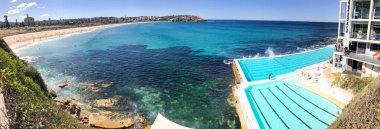 Bondi Plajı, Avustralya - 18 Ağustos 2018: Turistler Bea 'nın tadını çıkarıyorlar