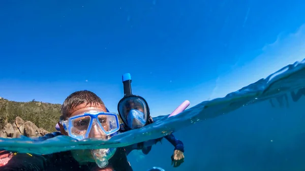 Padre Hija Explorando Increíble Mundo Submarino Familia Haciendo Snorkel Océano — Foto de Stock