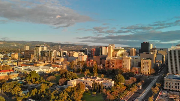 ADELAIDE, AUSTRALIA - 15 DE SEPTIEMBRE DE 2018: Vista aérea de la ciudad sk — Foto de Stock