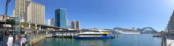 Sydney - august 19, 2018: sydney harbour an einem sonnigen tag mit tour — Stockfoto