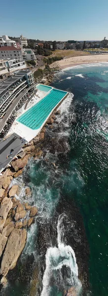 Pionowa panorama basenów i panoramy Bondi Beach, Austr — Zdjęcie stockowe