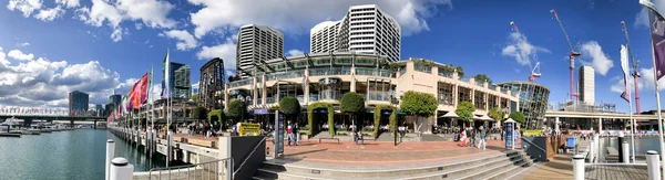 SYDNEY - AUGUST 19, 2018: Darling Harbour with tourists and loca — Stock Photo, Image