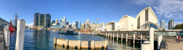 Sydney - 19 augustus 2018: Darling Harbour met toeristen en loca — Stockfoto