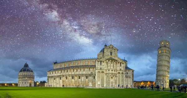 Panoramatický pohled na náměstí zázraků v Pise v noci s hvězdami — Stock fotografie