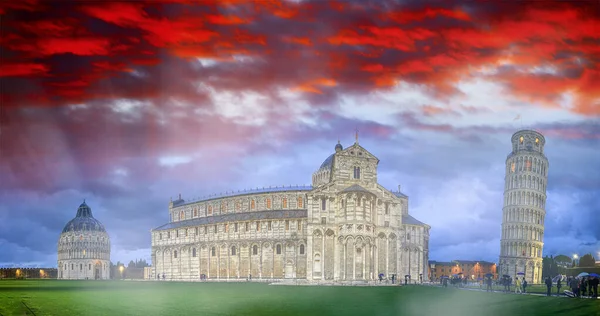 Pisa, Italien. Panorama solnedgång utsikt över världsberömda Square of Mir — Stockfoto