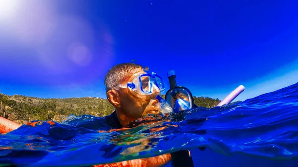Pai Filha Explorando Incrível Mundo Subaquático Família Snorkeling Oceano — Fotografia de Stock