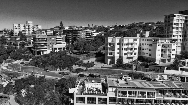 Vista panorámica aérea de las piscinas de Bondi Beach y la costa en un be — Foto de Stock