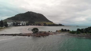 Güzel dalgalı deniz kıyılarının manzaralı görüntüleri