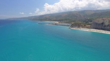 Güzel dalgalı deniz kıyılarının manzaralı görüntüleri