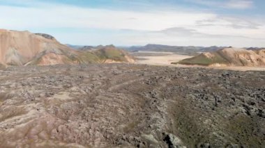 Yaz mevsiminde muhteşem Landmannalaugar manzarası. İnsansız hava aracı İzlanda 'dan panoramik hava manzarası.