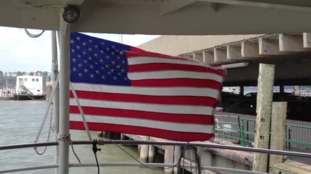 Κοντινό Πλάνο Σημαία Των Ηπα Κυματίζει Στο Σκάφος — Αρχείο Βίντεο
