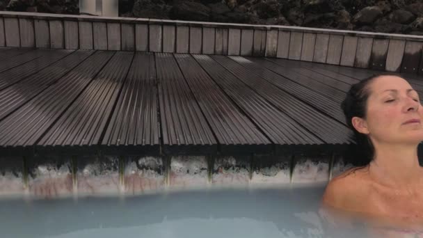Anne Kızının Termal Havuzda Dinlenme Görüntüleri — Stok video