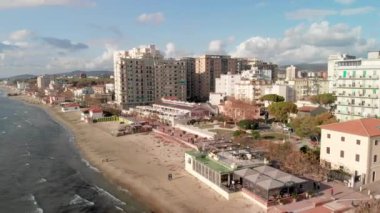 Otellerle dolu güzel deniz kıyısının manzaralı görüntüleri.