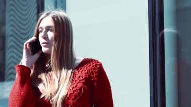 Barselona caddesinde telefonla konuşan güzel genç bir kadının görüntüleri.