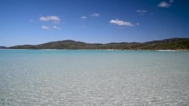 Güneşli bir günde güzel sahil manzarası.