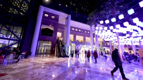 人们在现代购物中心内部行走的镜头 — 图库视频影像