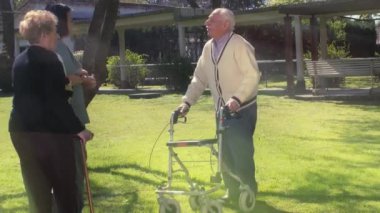 Yaşlıların huzurevinde zaman geçirdiği görüntüler