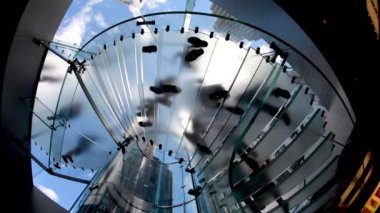 New York, Apple mağazasındaki cam merdivenlerde yürüyen insanların alt görüntüsü.