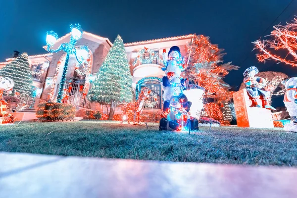 DYKER HEIGHTS, NUEVA YORK - 6 DE DICIEMBRE DE 2018 - Luces de Navidad en —  Fotos de Stock