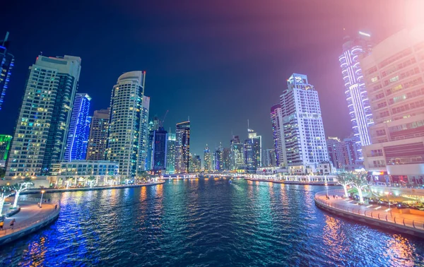 Dubai Marina linha do horizonte da noite. Edifícios e rio, Emirados Árabes Unidos — Fotografia de Stock