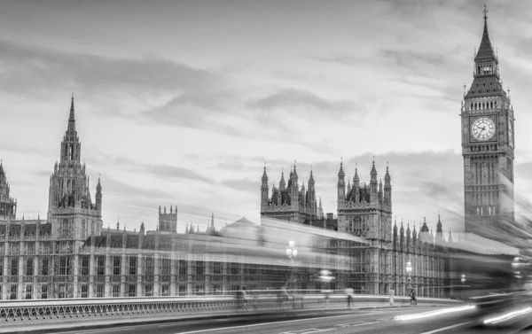 Nádherný černobílý pohled na Westminster provozu v n — Stock fotografie